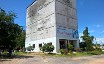 Sur les photos, ce ne sont pas des maisons fantômes, un décor de cinéma ou le résultat de quelques conflits. Il s’agit bien de la « Ville des oiseaux »