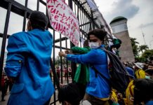 INDONÉSIE – POLITIQUE : Gaz lacrymogènes à Jakarta pour disperser une manifestation au Parlement indonésien étudiants manifestation jakarta