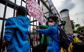 INDONÉSIE – POLITIQUE : Gaz lacrymogènes à Jakarta pour disperser une manifestation au Parlement indonésien étudiants manifestation jakarta