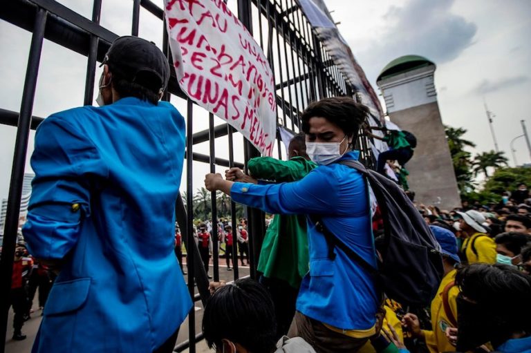 INDONÉSIE – POLITIQUE : Gaz lacrymogènes à Jakarta pour disperser une manifestation au Parlement indonésien