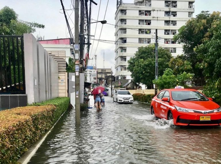 BANGKOK – INONDATIONS : L’administration métropolitaine de Bangkok installe des pompes face aux pluies abondantes
