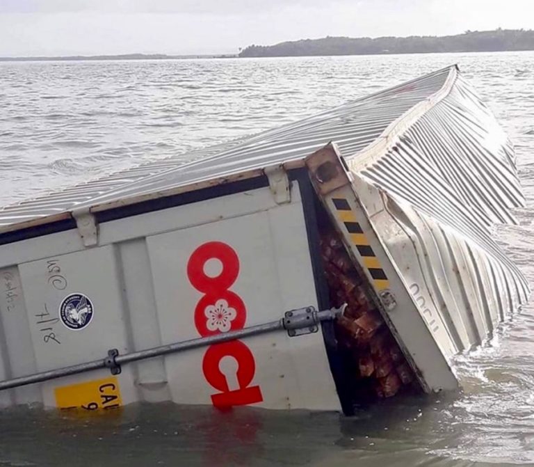 THAÏLANDE – PHUKET : Des conteneurs emportés par-dessus bord s’échouent sur une plage de Satun