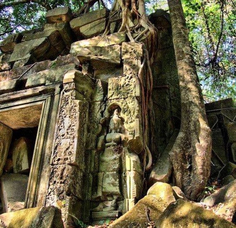 CAMBODGE – TOURISME : Découverte d’un fragment de statue de Deva lors d’une excavation à Siem Reap