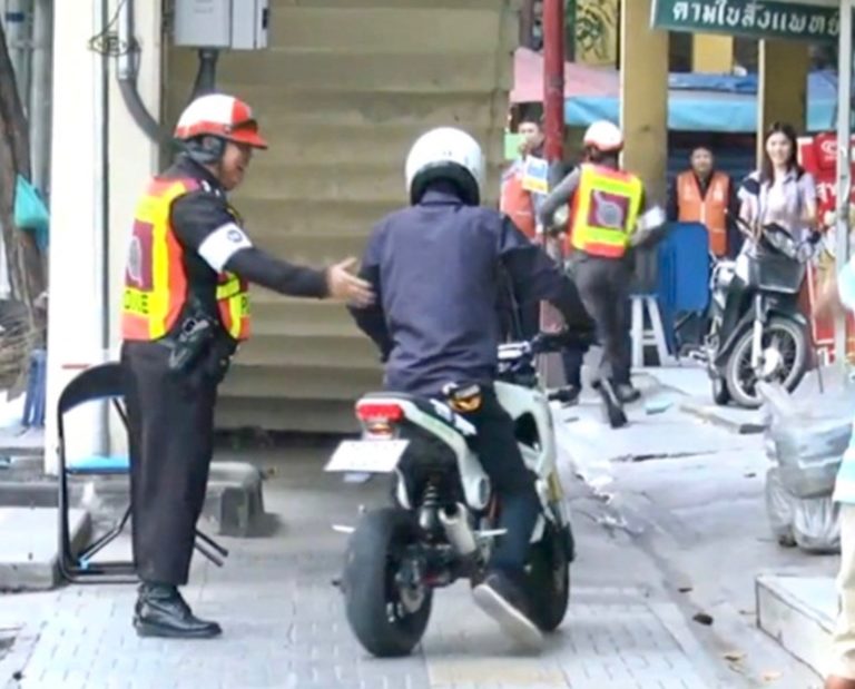 BANGKOK – DISCIPLINE : Plus question de circuler sur les trottoirs de la «Cité des Anges» !