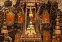 THAÏLANDE – RELIGION : Le bouddha d’Emeraude change de tenue Bouddha émeraude Bangkok