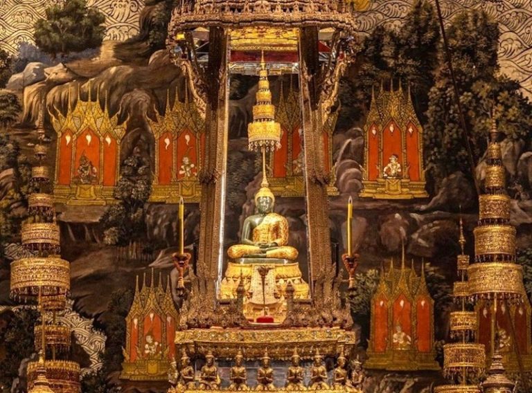THAÏLANDE – RELIGION : Le bouddha d’Emeraude change de tenue