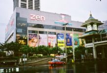 THAÏLANDE – SOCIÉTÉ : Les shoppings malls de Bangkok, instrument de la domination des élites ? Central World Bangkok