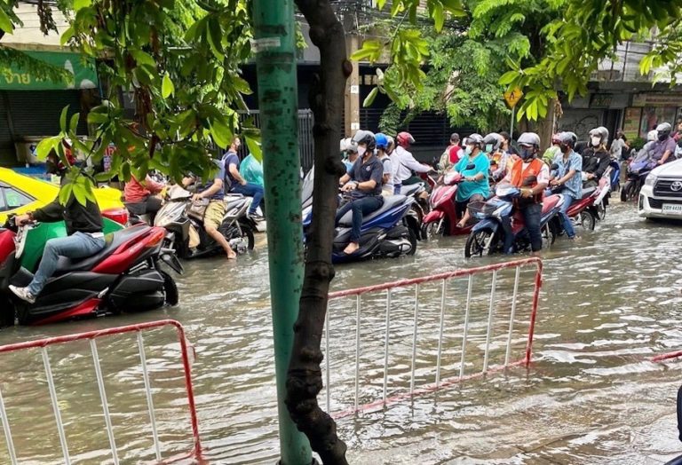 THAÏLANDE – INONDATION : Ça commence : plusieurs quartiers de Bangkok sous l’eau !