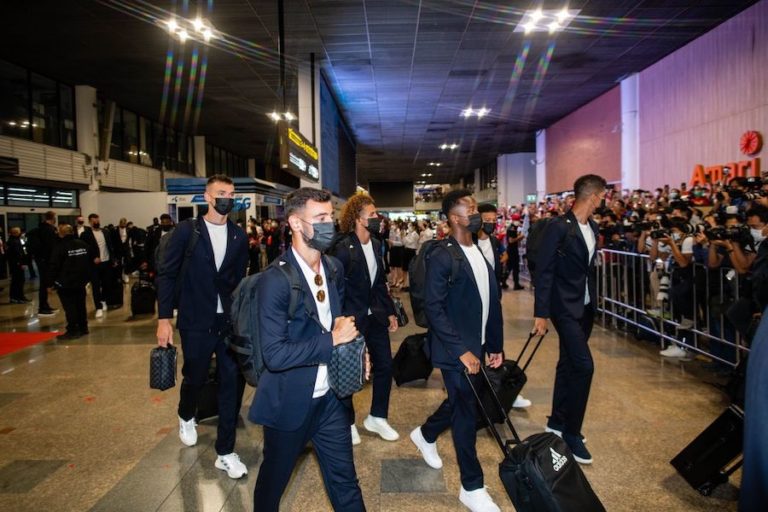 THAÏLANDE – SPORTS : Manchester United – Liverpool, les maillots rouges du football remplacent les «chemises rouges»