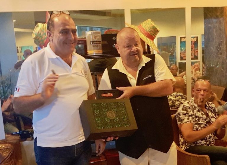 THAÏLANDE – FRANCE : Alexandre Meunier, nouveau champion de fumage lent de cigares à Phuket