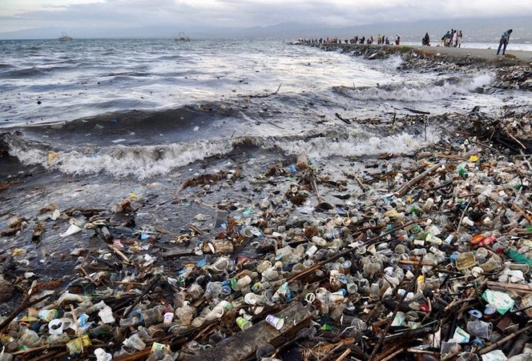 INDONÉSIE – POLLUTION : Les emballages plastiques d’Unilever, Indofood et Mayora, cauchemar environnemental