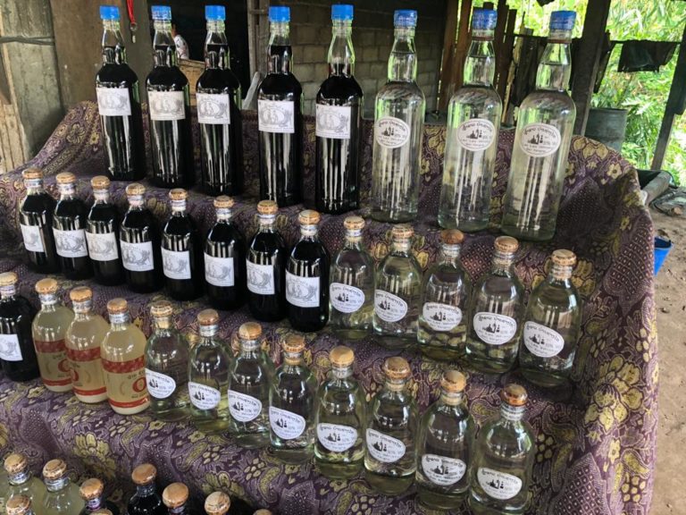 LAOS – TRADITIONS : Assister à  la fabrication de l’alcool de riz gluant, c’est possible à Ban Xang Hai