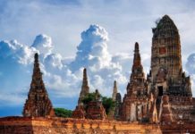 THAÏLANDE – AYUTTHAYA : Protéger les temples des inondations donne des idées… Wat Chaiwatthanaram Thaïlande