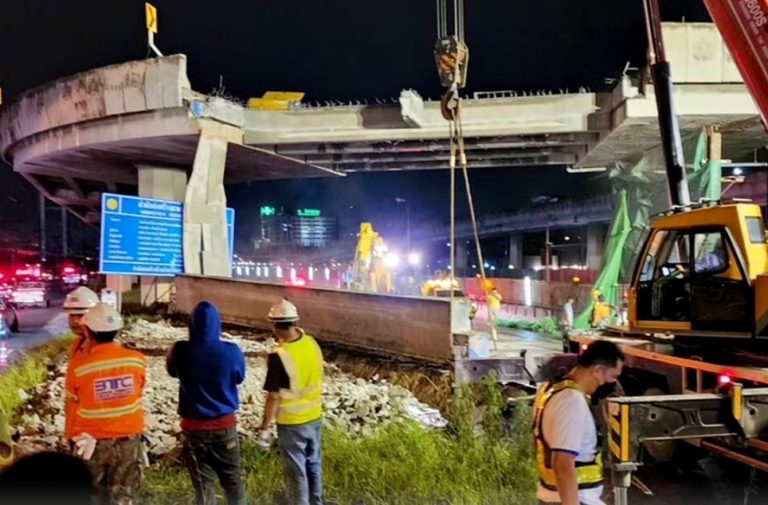 SAMUT SAKHON – FAIT DIVERS : Une poutre tombe d’un pont, deux morts sur Rama II Road