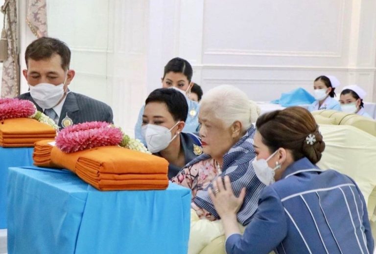 THAÏLANDE – SOCIÉTÉ : Rares photos de la reine Sirikit pour son 90e anniversaire