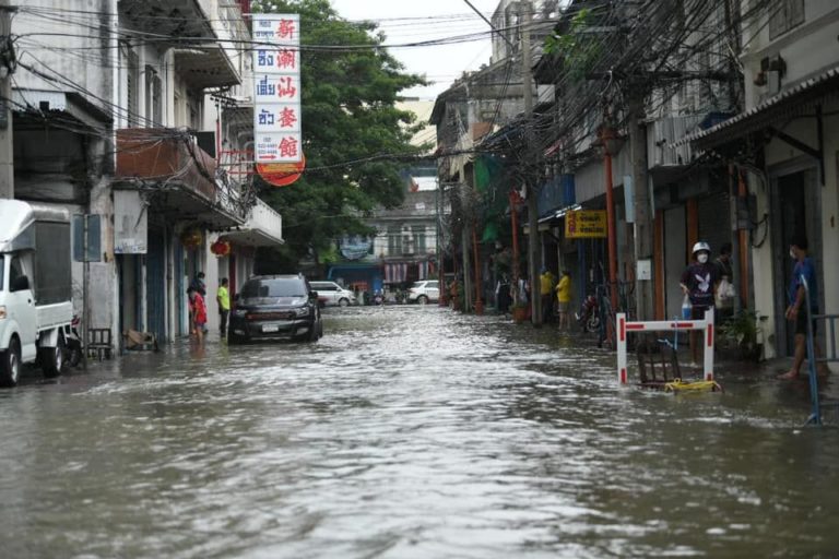 THAÏLANDE – SOCIÉTÉ : Le gouvernement déploie des soldats pour construire des barrières contre d’éventuelles inondations