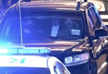 Najib Razak escorté en prison