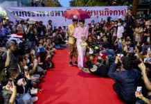 THAÏLANDE – JUSTICE : La militante transgenre Jatuporn « New » Saeoueng condamnée à 2 ans de prison pour moquerie envers la reine Jatuporn Saeoueng