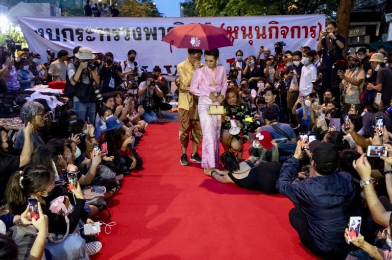 THAÏLANDE – JUSTICE : La militante transgenre Jatuporn « New » Saeoueng condamnée à 2 ans de prison pour moquerie envers la reine