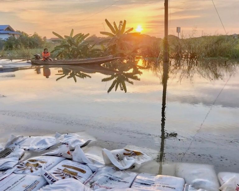 THAÏLANDE – AYUTTHAYA : Les inondations maintiennent Ayutthaya et ses temples sous l’eau