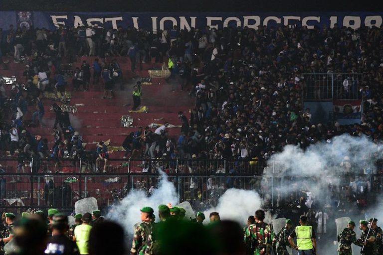 INDONÉSIE – CATASTROPHE : Un match de foot tourne à la tragédie