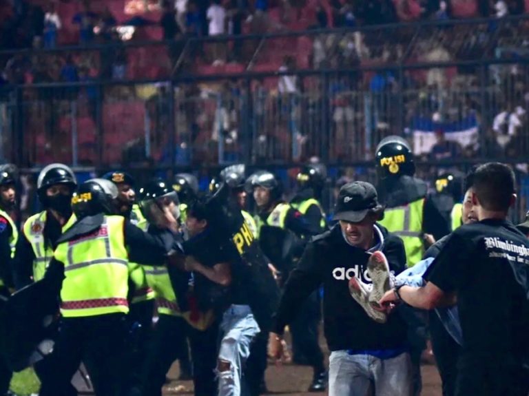 INDONÉSIE – JUSTICE : Deux officiels indonésiens emprisonnés à la suite d’une bousculade meurtrière lors d’un match de football