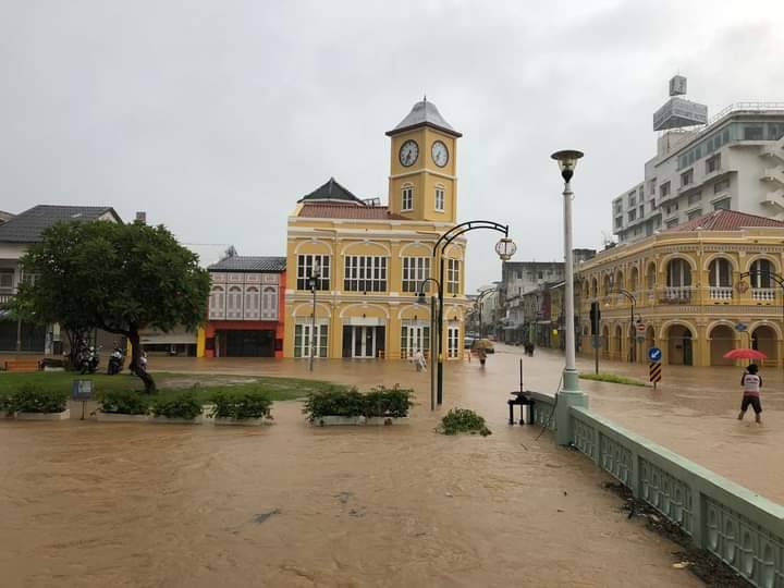 PHUKET – INONDATIONS : La vieille ville de Phuket noyée sous la mousson