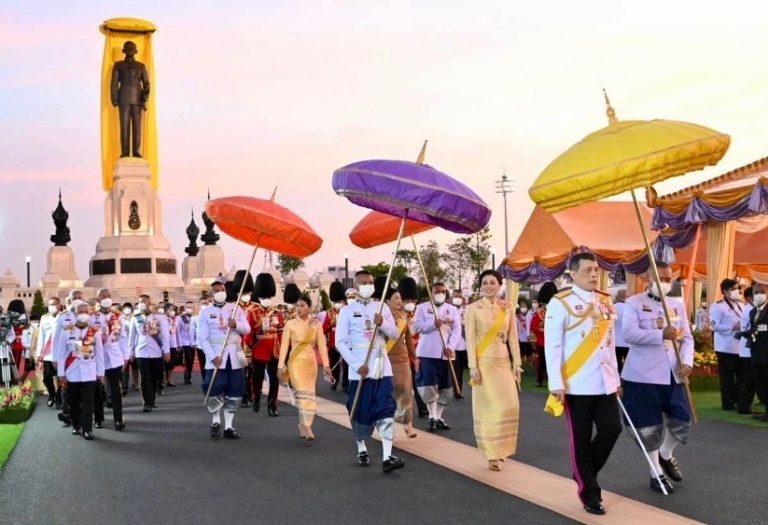 THAÏLANDE – SOCIÉTÉ : Leurs Majestés inaugurent une nouvelle statue du roi Bhumibol à Bangkok