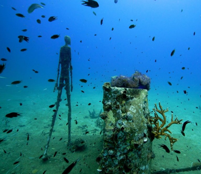 THAÏLANDE – CULTURE : L’artiste française Val toujours exposée…sous la mer