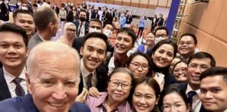 Biden selfie Cambodge