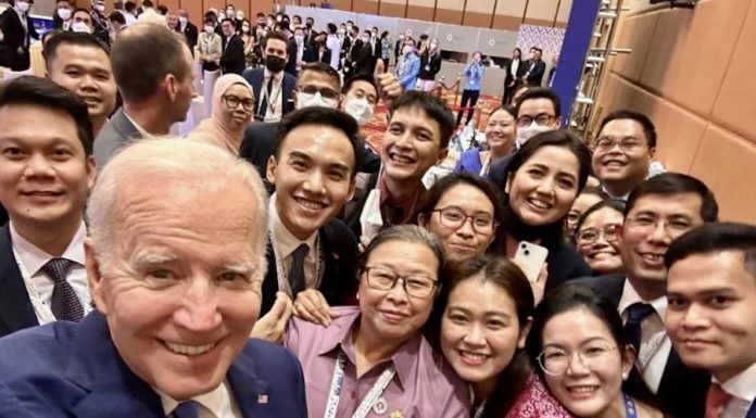 CAMBODGE – USA : Le président Biden séduit le Cambodge avec un » selfie « Biden selfie Cambodge