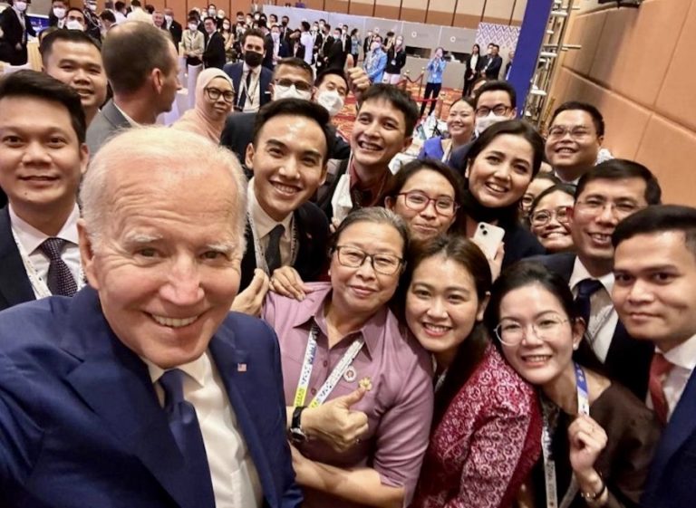 CAMBODGE – USA : Le président Biden séduit le Cambodge avec un  » selfie « 