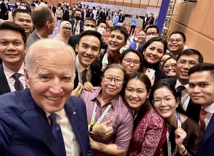 Biden selfie Cambodge