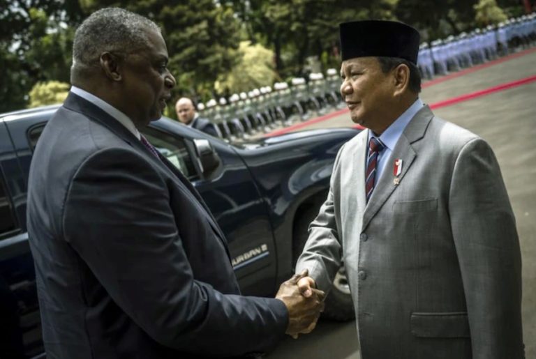 INDONÉSIE – DIPLOMATIE : Le secrétaire d’État américain à la défense chez Prabowo