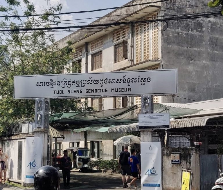 CAMBODGE – ONU : Le musée du génocide Khmer Rouge en arrière plan du sommet de l’ASEAN