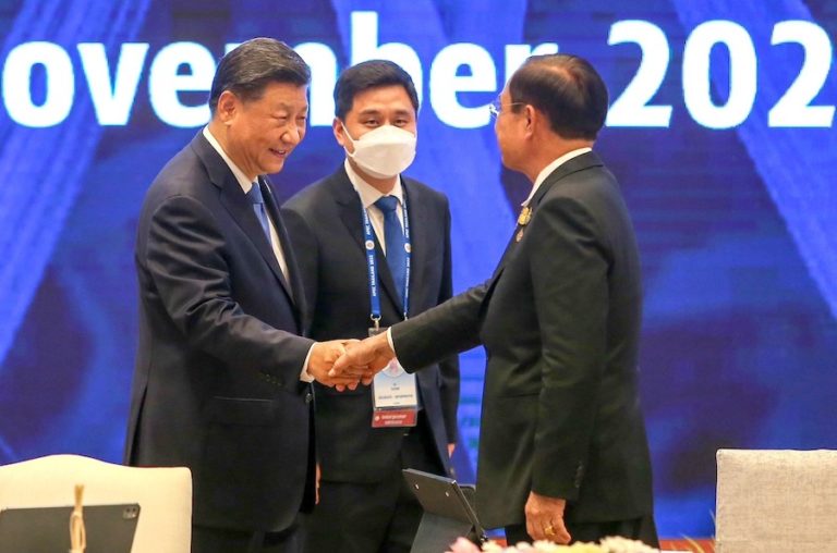 THAÏLANDE – CHINE : La première visite de Xi Jinping en Thaïlande débouche sur un dialogue «familial»