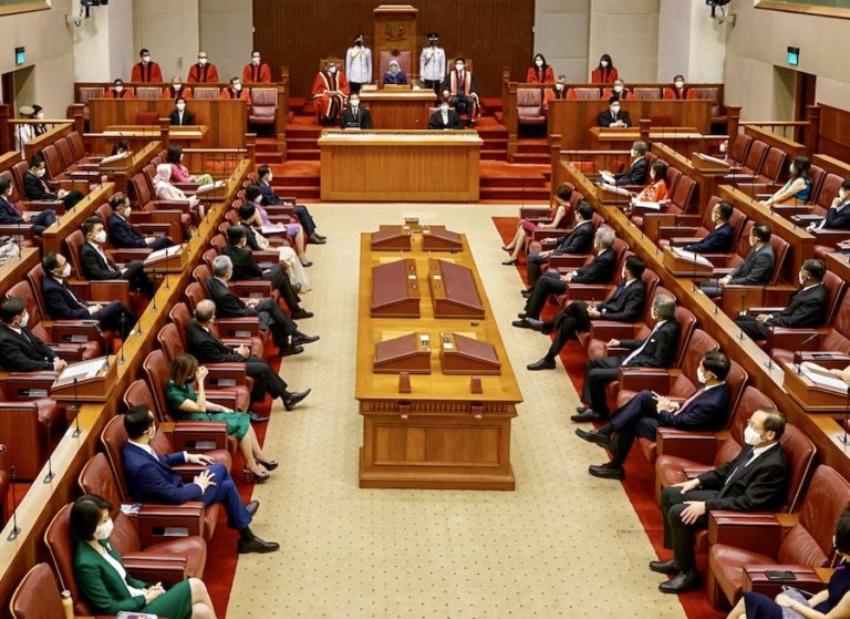 SINGAPOUR – POLITIQUE : Le Parlement de la cité-État abroge l’interdiction des relations sexuelles homosexuelles mais limite la possibilité de légaliser le mariage homosexuel