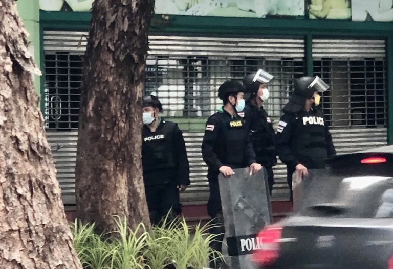THAÏLANDE – APEC : Les manifestants affrontent la police anti-émeute à Bangkok