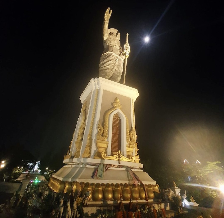 Chao Anouvong Parc statue