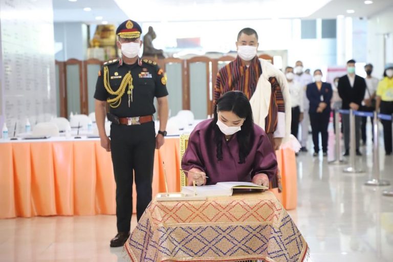 THAÏLANDE – MONARCHIE : La Reine du Bhoutan au chevet de la princesse
