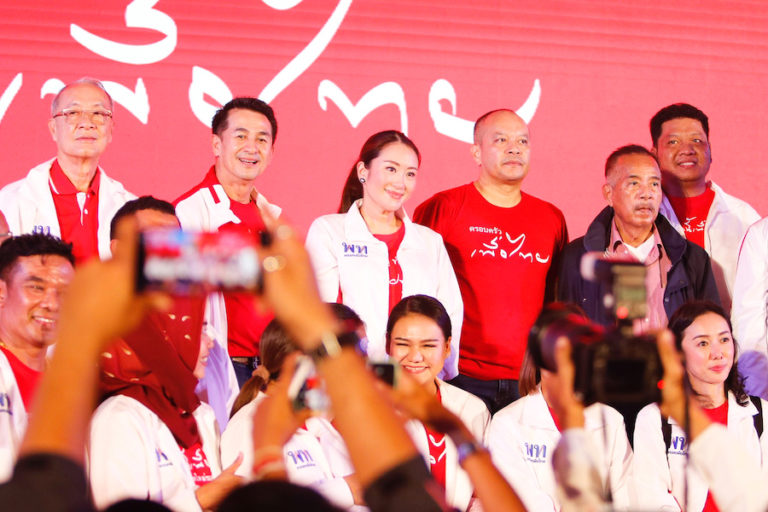 THAÏLANDE – POLITIQUE : Le Pheu Thai commence à distribuer les aides : 10 000 bahts pour chaque citoyen