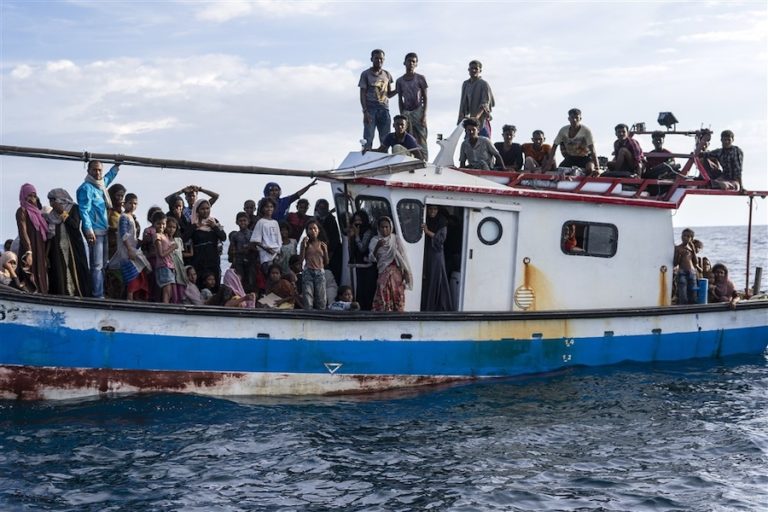 BIRMANIE – RÉFUGIÉS : Appel au secours pour un bateau contenant 200 réfugiés rohingyas