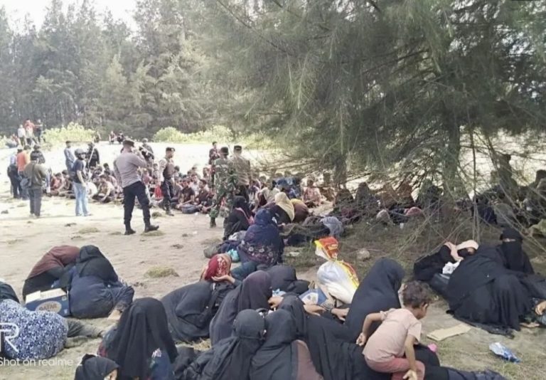 INDONÉSIE – BIRMANIE : Un bateau transportant 185 réfugiés rohingyas accoste à Aceh