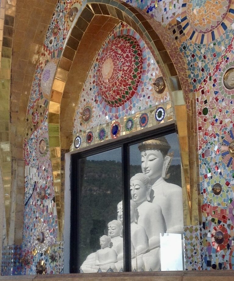 THAÏLANDE – CHRONIQUE : « Wat Pra Sorn Kaew : mosaïques à tous les étages »