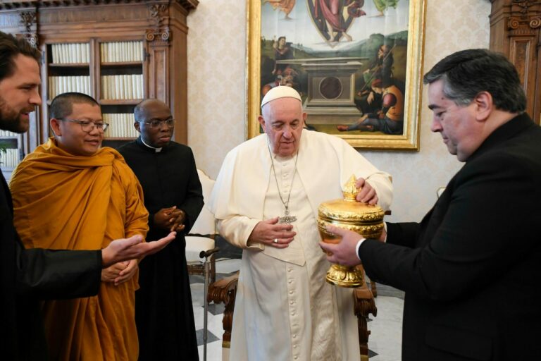 CAMBODGE – SOCIÉTÉ : Le pape François discute de la “conversion écologique” avec des moines bouddhistes 