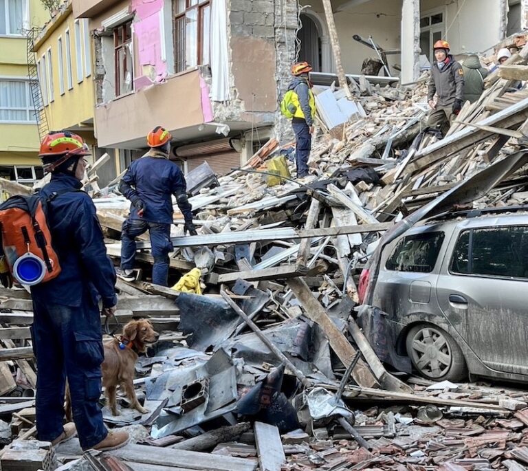 THAÏLANDE – CATASTROPHE : Des secouristes Thaïlandais à la frontière syrienne
