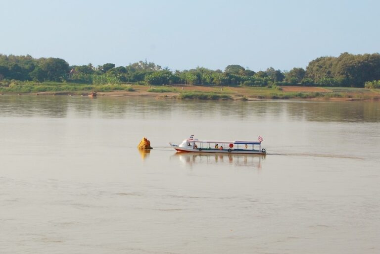 THAÏLANDE – LAOS : Un ancien stupa bouddhiste émerge du Mékong