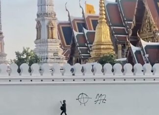 THAÏLANDE – MÉDIAS : Couvrir des incidents anti-monarchiques est-il un délit ? Graffiti Grand Palais