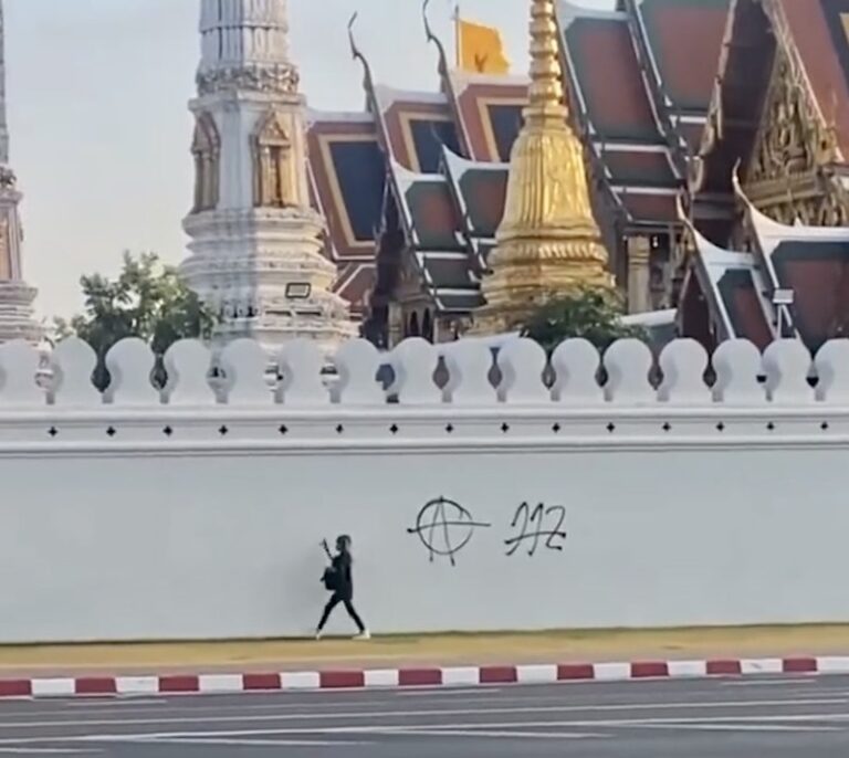 THAÏLANDE – POLITIQUE : Le 112 tagué sur les murs du Grand Palais à Bangkok
