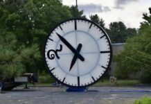 THAÏLANDE – CHRONIQUE : L’horloge thaïlandaise tourne aussi, mais à son rythme Horloge Thaïe